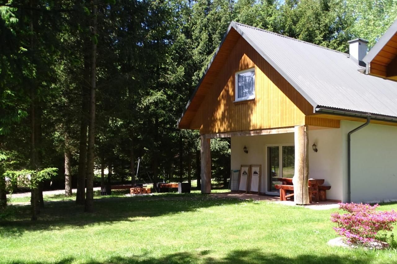 Domek pod drzewami z wejściem od ogrodu