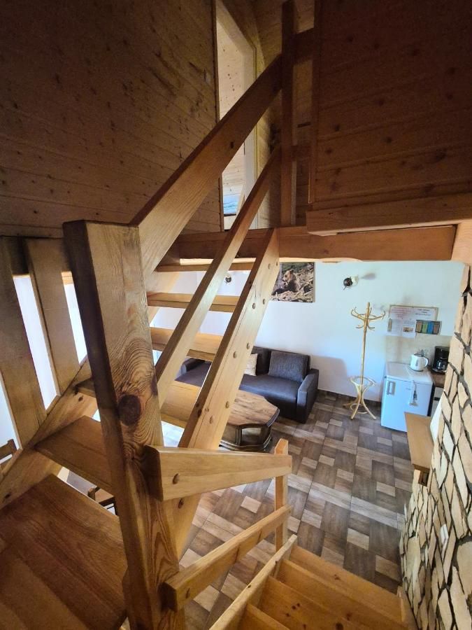 Drewniane schody i część wypoczynkowa w domku